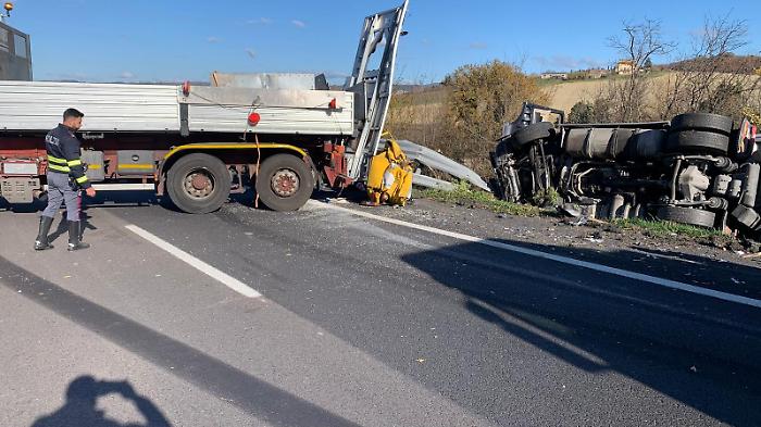Incidente in A1 tra due mezzi pesanti: corsia nord bloccata da un tir di traverso, l'altro nella scarpata