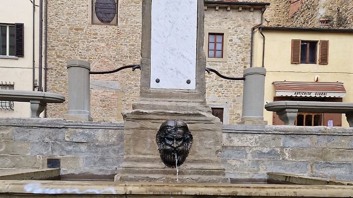 Due under 14 e un altro minorenne responsabili dell'imbrattamento della storica fontana: scoperti con telecamere e indagini