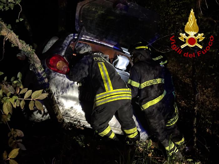 Incidente stradale nella notte a Orvieto, perde il controllo dell'auto e finisce tra la vegetazione: ferito portato in ospedale