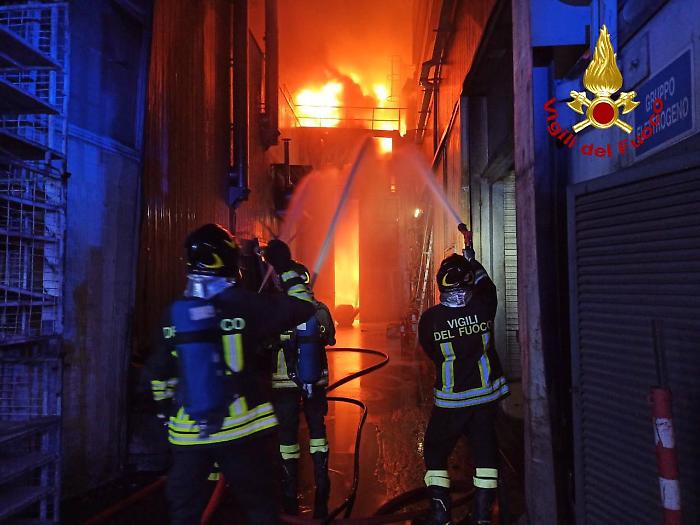 Incendio nell'ex Fonderie Tacconi di Assisi, fiamme spente nella notte. La sindaca Proietti: "Un grazie speciale ai vigili del fuoco"