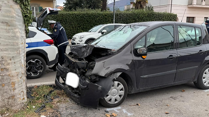 Foligno, con l'auto si schianta contro un albero:  muore donna di 76 anni