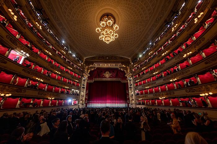 Prima della Scala 2024, tutti i vip attesi a teatro: da Roberto Bolle a Giorgio Armani