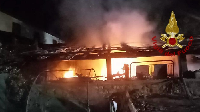 A fuoco capanna con pannelli fotovoltaici sul tetto, in fiamme anche un'auto