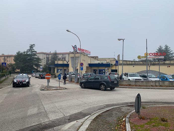 Foligno, assalto nella notte al postamat del centro commerciale di Sportella Marini: ladro ferito nell'esplosione. E' ricoverato