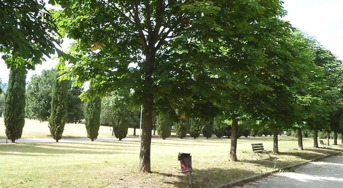 Perugia, due sedicenni puntano il coltello e rapinano un gruppo di minorenni al parco Chico Mendez: denunciati