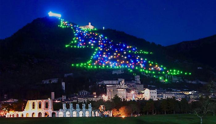 L'albero di Natale più grande del mondo illumina Gubbio: la prima volta, le caratteristiche tecniche e il Guinness dei primati