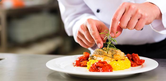 Umbria, il business del Natale per bar e ristoranti: assunzioni per 1.350 lavoratori ma manca il personale. Quali sono le figure richieste