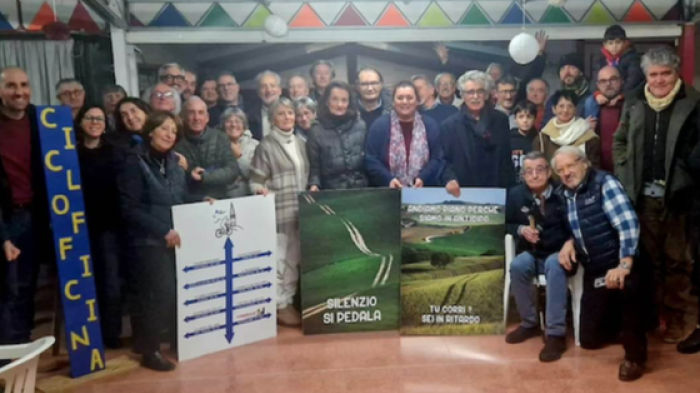 Biciclette vecchie vengono riparate per essere date a bisognosi e associazioni grazie alla ciclofficina di Fiab