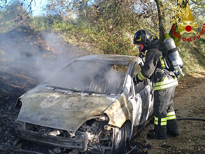 auto fuoco vigili incendio