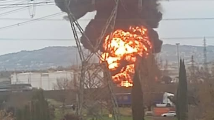 Morti e feriti nell'esplosione della raffineria Eni a Calenzano: il bilancio di vittime e dispersi