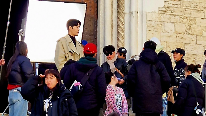  Kim Seon-ho, chi è la stella della serie tv coreana ambientata a Perugia: dai milioni di follower allo scandalo fino alla filantropia