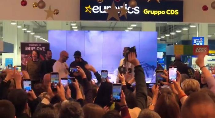 Negramaro, la band firma le copie del nuovo album Free Love al Quasar Village: il video dell'evento