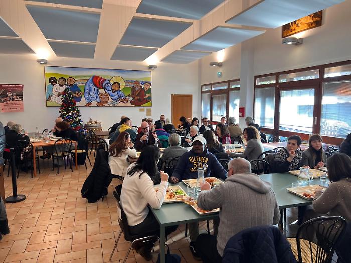 Il pranzo di Natale del consiglio comunale di Perugia alla Caritas: presenti maggioranza e opposizione. "Su questi temi non c'è colore politico"