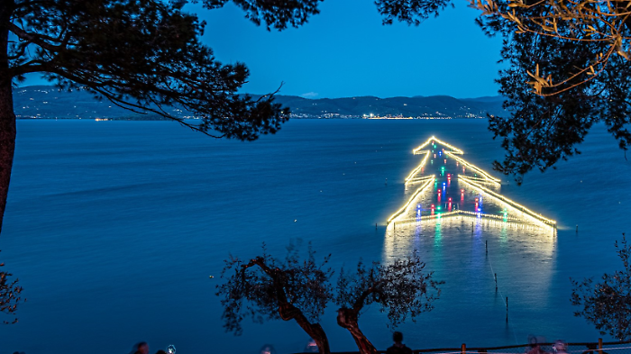 Luci sul Trasimeno va in archivio tra gli applausi.&nbsp;Cecchetti e Burico: &ldquo;L&rsquo;investimento pubblicitario nazionale ha portato pi&ugrave; turisti&rdquo;