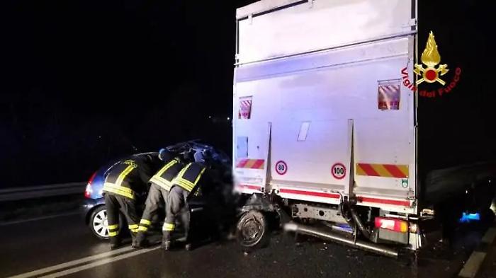 Muore nell'auto contro camion fermo al semaforo: perugino deceduto sul colpo a Cantiano