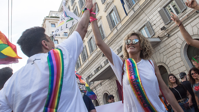 Eva Grimaldi, chi è la moglie Imma Battaglia: il presunto tradimento, l'attivismo politico e la storia d'amore con l'attrice 
