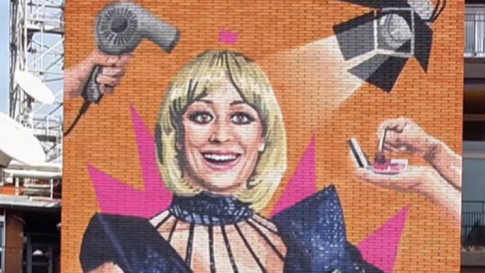 Il murale per Raffaella Carrà