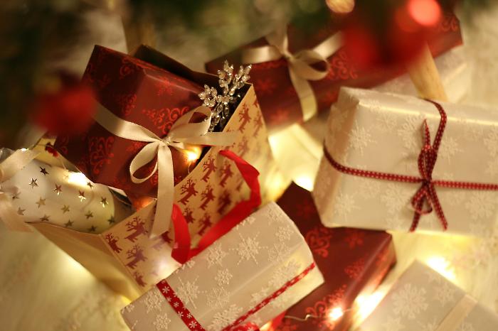 Natale, gli italiani sono i più generosi d'Europa: ecco i regali più gettonati. La classifica