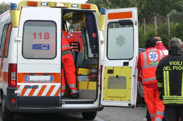 Incidente a Perugia, ciclista muore travolto da un'auto. Le vittime della strada salgono a 57