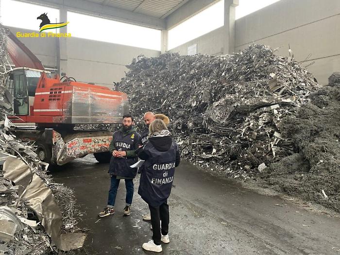 Umbertide, sequestrata area di oltre 6mila metri quadri con 2mila tonnellate di rifiuti ferrosi. Denunciato il titolare