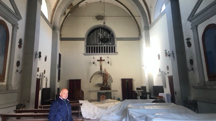 La chiesa e un parrocchiano