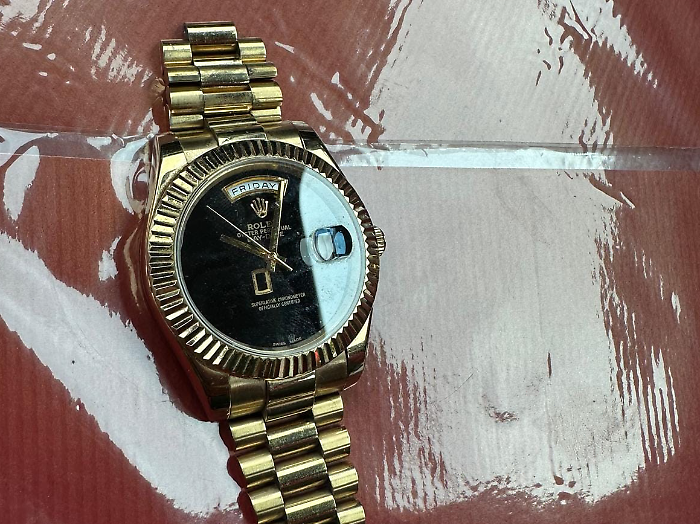 Trova un orologio marchiato Rolex in un  parcheggio e lo consegna alla polizia municipale