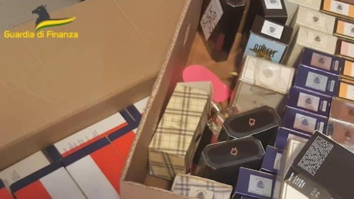 Sostanza cancerogena nel profumo in vendita al mercato: sequestro delle fiamme gialle, ambulante denunciato