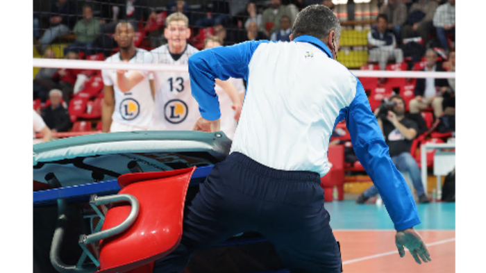 Sir-Saint Nazaire, l'arbitro viene travolto da un giocatore e cade dal seggiolone: il video 