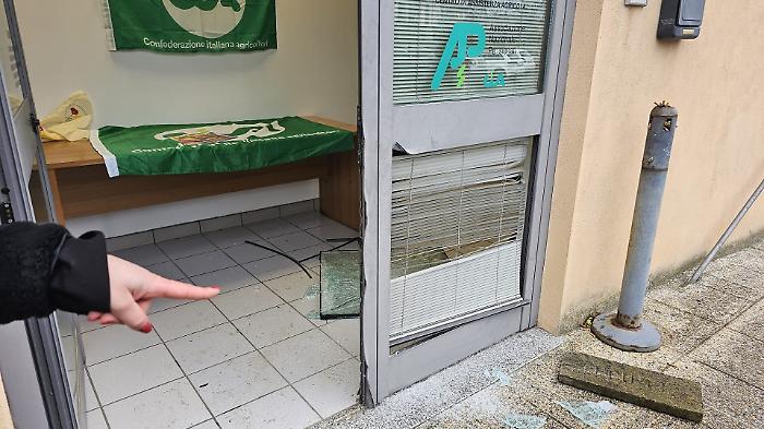 Ladri prendono d'assalto uffici e clinica medica: smurata anche cassaforte
