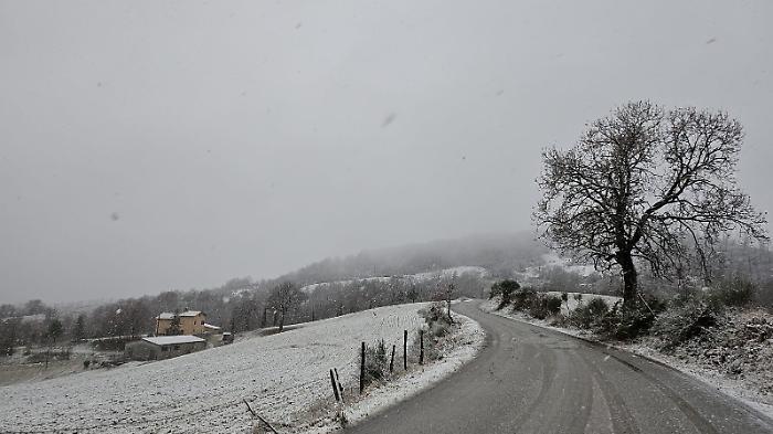 E' tornata la neve in Umbria, Monte Urbino e Castelluccio di Norcia sommerse dal bianco: foto e video in time lapse