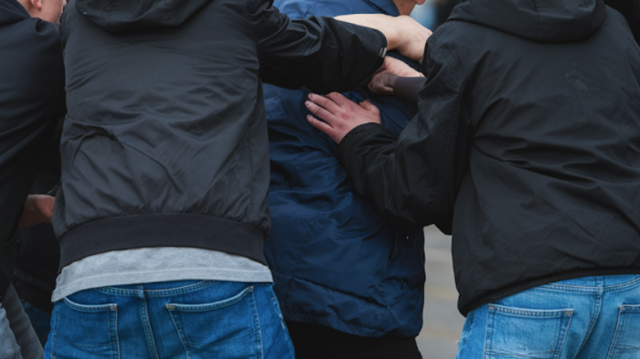  Giovane profugo pestato di giorno da cinque ragazzi che gli strappano 150 euro