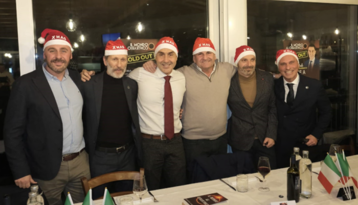 Vannacci alla cena natalizia Xmas con i fedelissimi. Il brindisi con vino nero, gli anelli e le prossime sfide politiche del generale