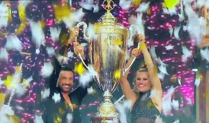 Bianca Guaccero e Giovanni Pernice , chi ha vinto Ballando con le stelle 2024: nella finale superati Federica Pellegrini e Pasquale La Rocca