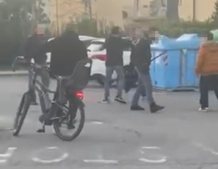 Agenti di polizia aggrediti alla stazione. Due arresti