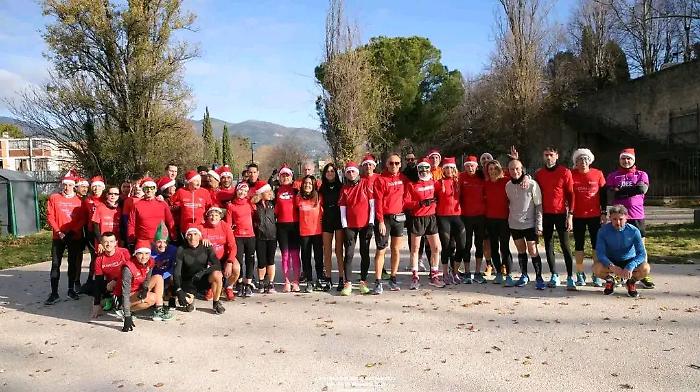 Di corsa per le vie del centro con maglia rossa e cappellino di Babbo Natale