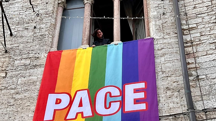 Perugia, la sindaca Vittoria Ferdinandi espone la bandiera della pace a palazzo dei Priori: "Non rimaniamo indifferenti"