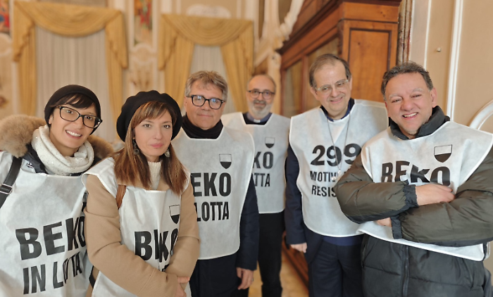 lavoratori beko e cardinale con la pettorina