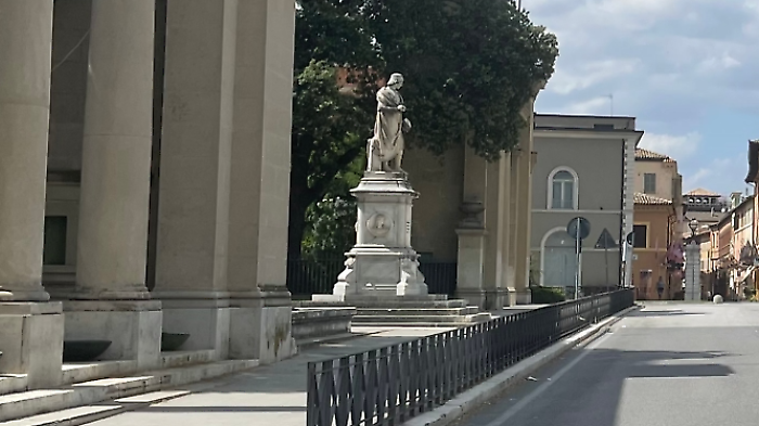 Statua di Niccolò l'Alunno