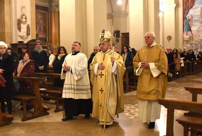 Terni, la messa di Natale e il messaggio del vescovo Soddu: "Non si può essere operatori di pace con una mentalità limitata"