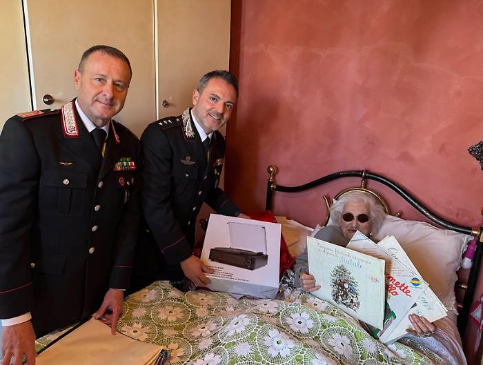 Lidia a 92 anni rimane sola a Natale e riceve la visita di carabinieri che le donano un giradischi e tre vinili: "Che bella giornata, grazie"