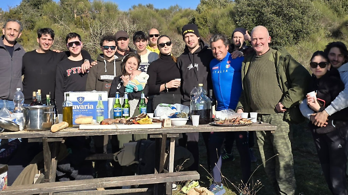 Il centauro Paolo Lucci riceve il saluto della sua gente e del sindaco e parte per la Dakar