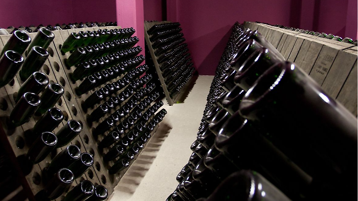 Bollicine dell'Umbria anche in Giappone e Thailandia: vitigni autoctoni e qualità, ecco le bottiglie che conquistano il mercato per il brindisi al 2025