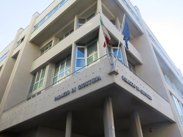 Terni, abusi sessuali su bimba figlia di una coppia di amici, sorpreso in casa dal padre: arrestato operaio ternano incensurato