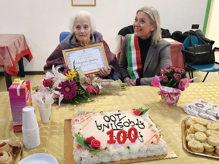 I 100 anni di Agostina Principali, festa con la famiglia e il ricordo degli anni al Terziere Mezule