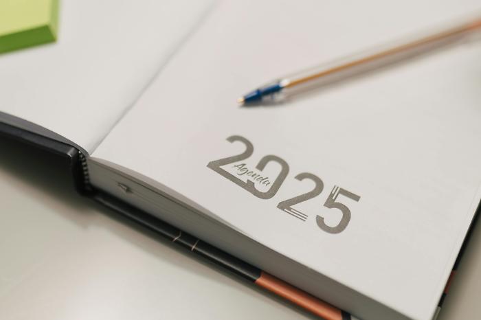 Ponti e festività del 2025, con 9 giorni di ferie si va in vacanza 32 giorni: le date da segnare sul calendario