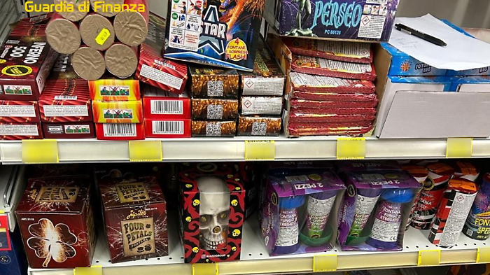 Botti pericolosi, la guardia di finanza sequestra 23 mila fuochi d'artificio illegali