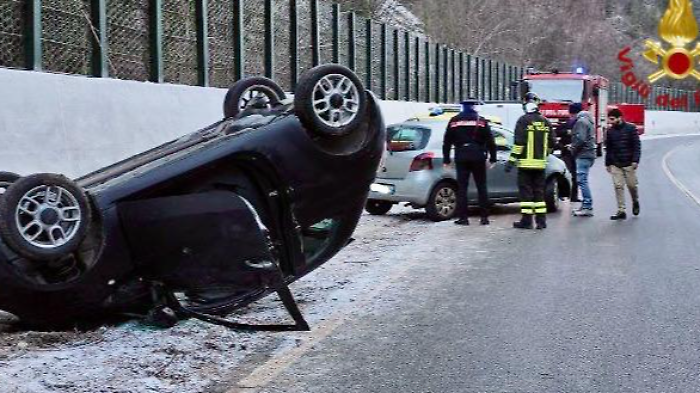 Strade ghiacciate, due incidenti in serie in Valnerina: auto si ribalta