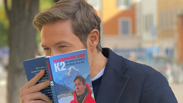 Massimiliano Ossini chi è il protagonista e narratore del documentario Sulle orme del K2 in onda stasera in tv su Rai 3, giovedì 2 gennaio