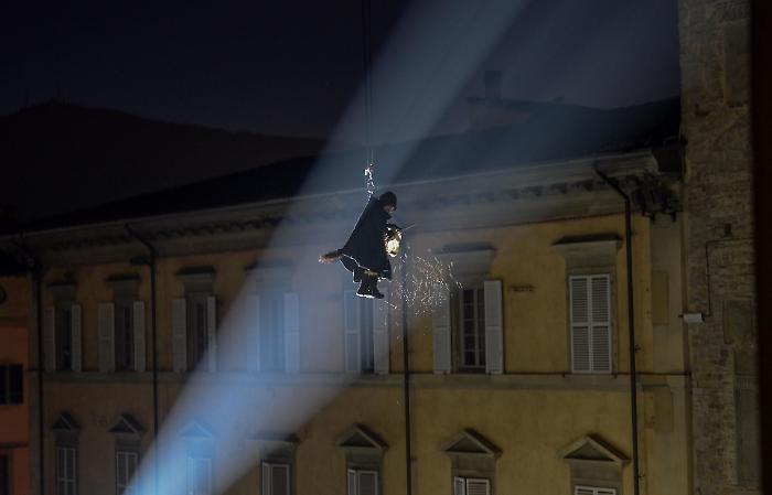 Un volo a 40 metri di altezza per la Befana dei pompieri