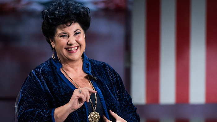 Marisa Laurito ospite di Francesca Fialdini a Da noi... a ruota libera, chi è: la carriera tra cinema, teatro e televisioni e tutti gli amori dell'attrice